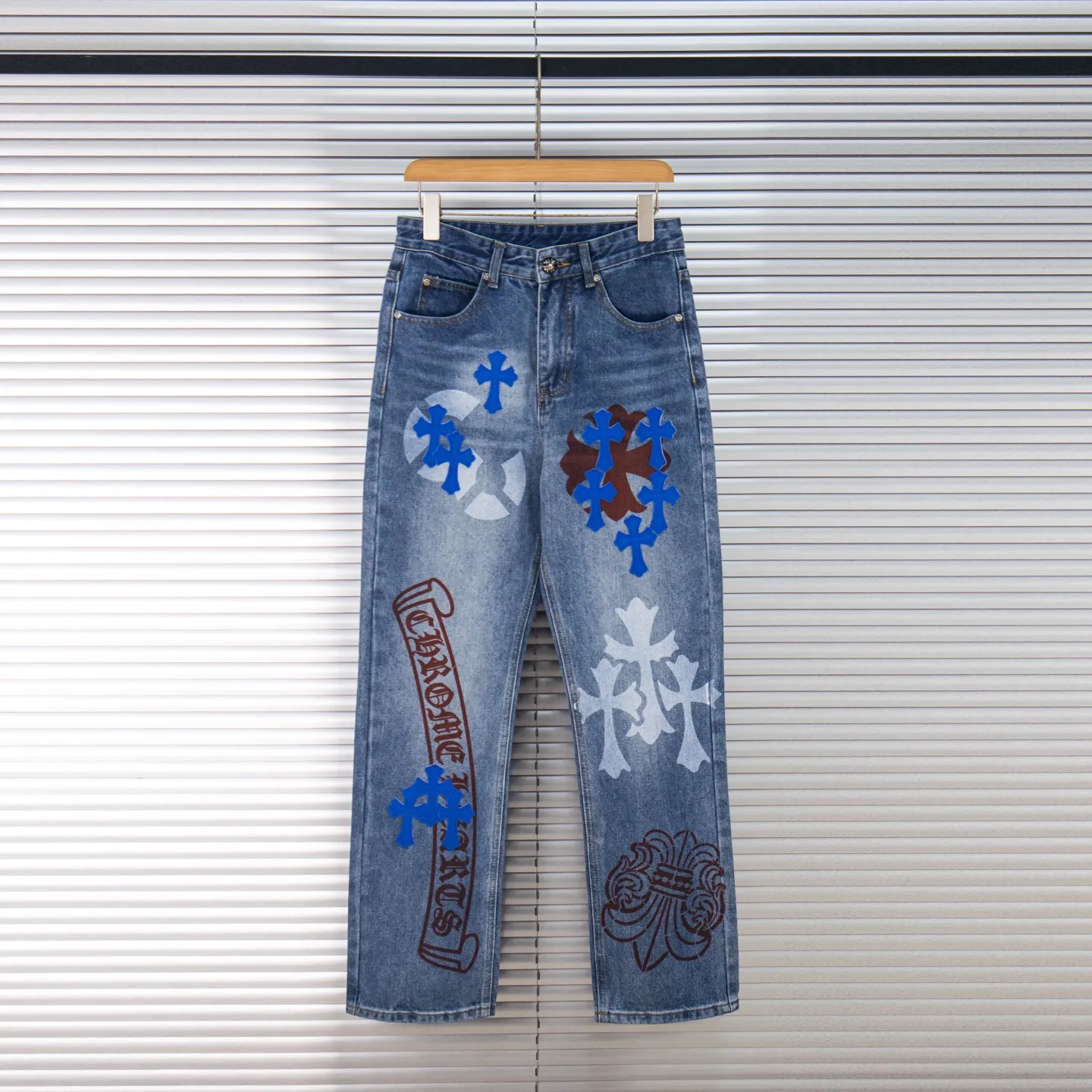 P260 Chrome Hearts washed graffiti blue cross couple jeans are a hot trend this season and are sought after by countless celebrities and fashionistas. The neat details of the cutting process add color to the playful fashion! The neat and meticulous design, and the well-fitting structure is unique. The upper body not only has outstanding recognition, but also looks younger and younger. A style with the ultimate wearing meaning and performance, gorgeous color matching, and the craftsmanship of this style is also extremely extraordinary. After the finished product is washed, it is disassembled and hand-made with sheepskin cross leather and then spliced ​​together to complete. The whole piece has too many craftsmanship to describe. It is decorated with patchwork cross flowers and high-waisted washed jeans! ! Absolutely high-end luxury product, a god-level single product, a super popular product, made by top heavy industry, a magic weapon that cannot be missed to hit the streets. Style number: 1834# Size: 28 30 32 34 Color: blue
